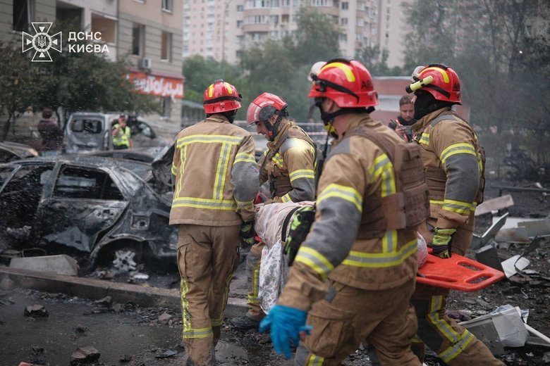 У Києві триває ліквідація наслідків російської атаки: є руйнування і пожежі