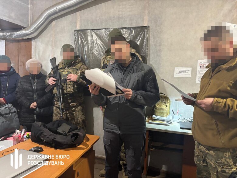 Забезпечив виплати своїй дружині за фіктивну участь у бойових діях