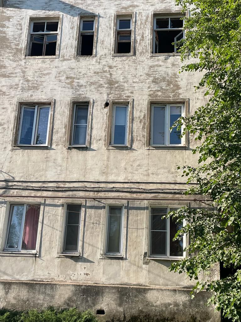 Рашисти ударили по Торецьку, поцілили у школу, пошкоджено 15 багатоповерхівок та адмінбудівлі, - ОВА 09