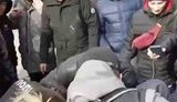 Люди чуть не совершили самосуд: в Харькове задержали диверсанта, резавшего шины под военкоматом. ВИДЕО