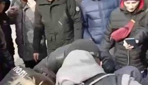 Люди чуть не совершили самосуд: в Харькове задержали диверсанта, резавшего шины под военкоматом. ВИДЕО