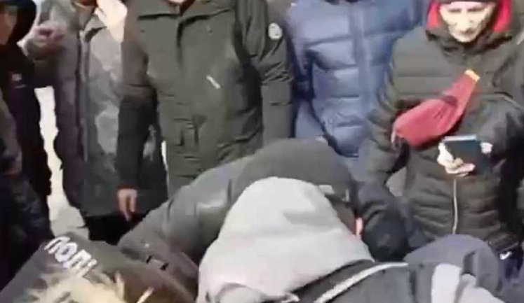 Люди чуть не совершили самосуд: в Харькове задержали диверсанта, резавшего шины под военкоматом. ВИДЕО