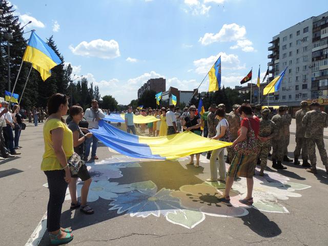 Жителі Торецька відзначили третю річницю визволення міста 06 Жителі Торецька відзначили третю річницю визволення міста 06