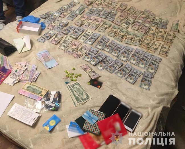Киберполиция разоблачила группировку наркоторговцев, продававших особо опасный психотроп через Интернет. Стоимость изъятого - более 4 млн грн 01