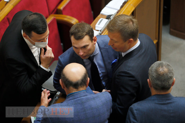 Блокирование трибуны, звонок Стефанчуку, Порошенко и Вирастюк, счастливый Тищенко и потрясенный Арахамия, - работа Рады 23 сентября 12
