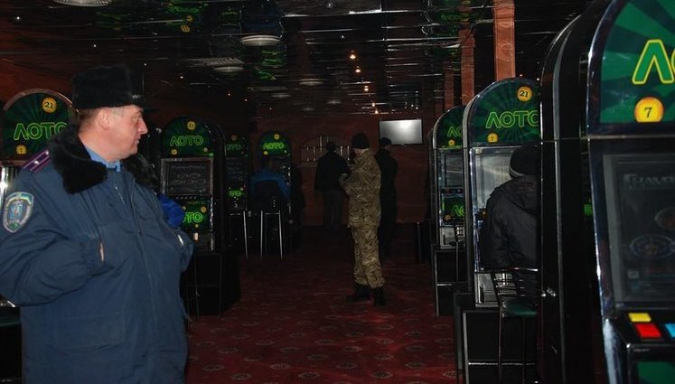 Команда Борислава Березы на Троещине закрыла очередной подпольный салон с донецкими "учредителями" и "лоббистами" Колобовым и Царевым