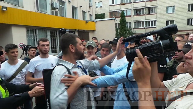 Активісти C14 побилися із журналістом Громадського Бурдигою під будівлею Голосіївського суду 03