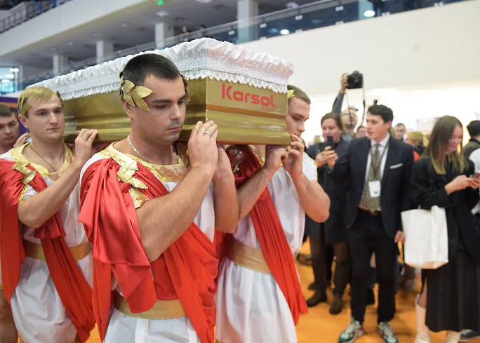 В Москве проходит выставка ритуальных услуг: Презентовали новые модели трун и провели шоу-показ траурной моды 01