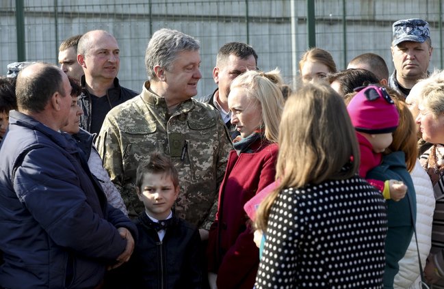 Порошенко наградил украинских пленных моряков 04