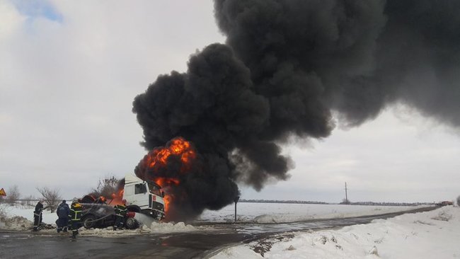 Автоцистерна перевернулась и загорелась в Полтавской области 02