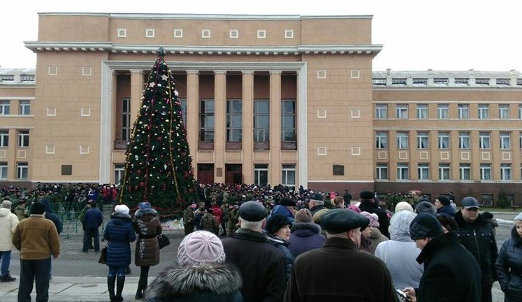 "Стали гибнуть командиры. Всем, кто с властью не согласен - путь в могилы": в Стаханове возле елки проходят похороны "атамана" Дремова. ФОТО