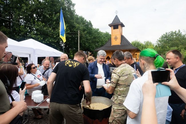 В 7-ю годовщину освобождения ряда городов Донбасса Порошенко посетил Карловку: Наши воины остановили Путина и сохранили Украину 03