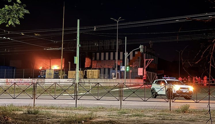 Росіяни знову атакували ТЦ у Миколаєві: постраждала 17-річна дівчина