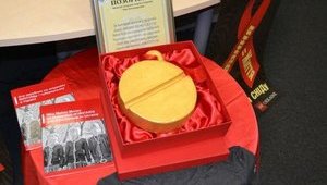 Активисты наградили Богатыреву медалью "Позорняк": на лекарствах для смертельно больных Минздрав заработал 15 млн. ФОТО