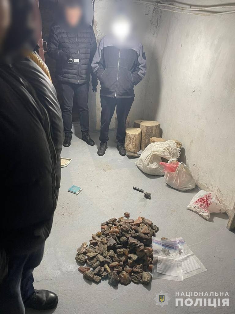 National Police seized almost UAH 4.5 million from illegal amber miners in Rivne region during searches 01