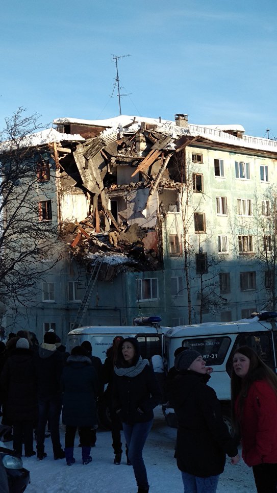 У російському Мурманську від вибуху обрушилися 4 поверхи житлового будинку 01