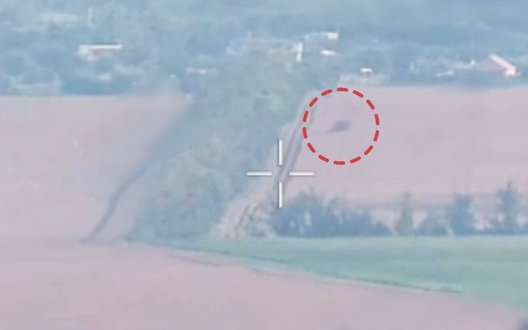 Українські оператори дронів уразили російський танк у Шебекінському районі Бєлгородської області РФ. ВIДЕО