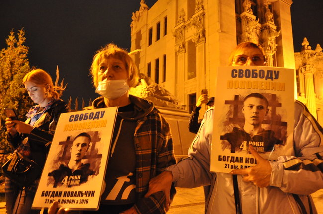 Свободу вязням Кремля: у Києві відбувається акція на підтримку полонених та безвісти зниклих українців 04