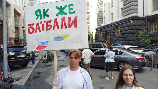 Як же за#бали: активисты протестовали под Радой против внесения поправок в закон о языке 04