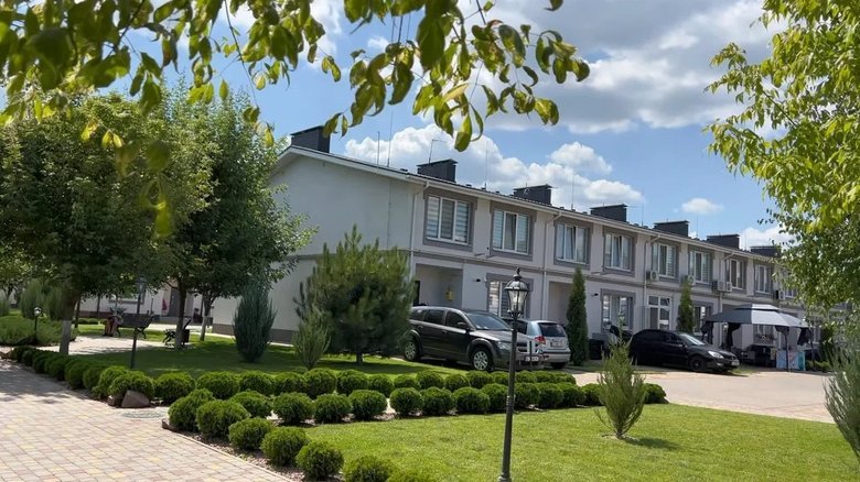 Родичі керівника управління СБУ на Закарпатті купили 23 таунхауси