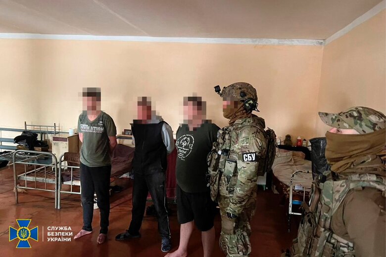 Троє в’язнів Рівненської колонії виманювали гроші у родичів зниклих безвісти українських воїнів, - СБУ 04