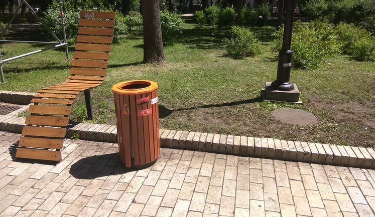 Комунальні служби за ніч прибрали парк Шевченка, де була фан-зона уболівальників "Ліверпуля". ФОТОрепортаж