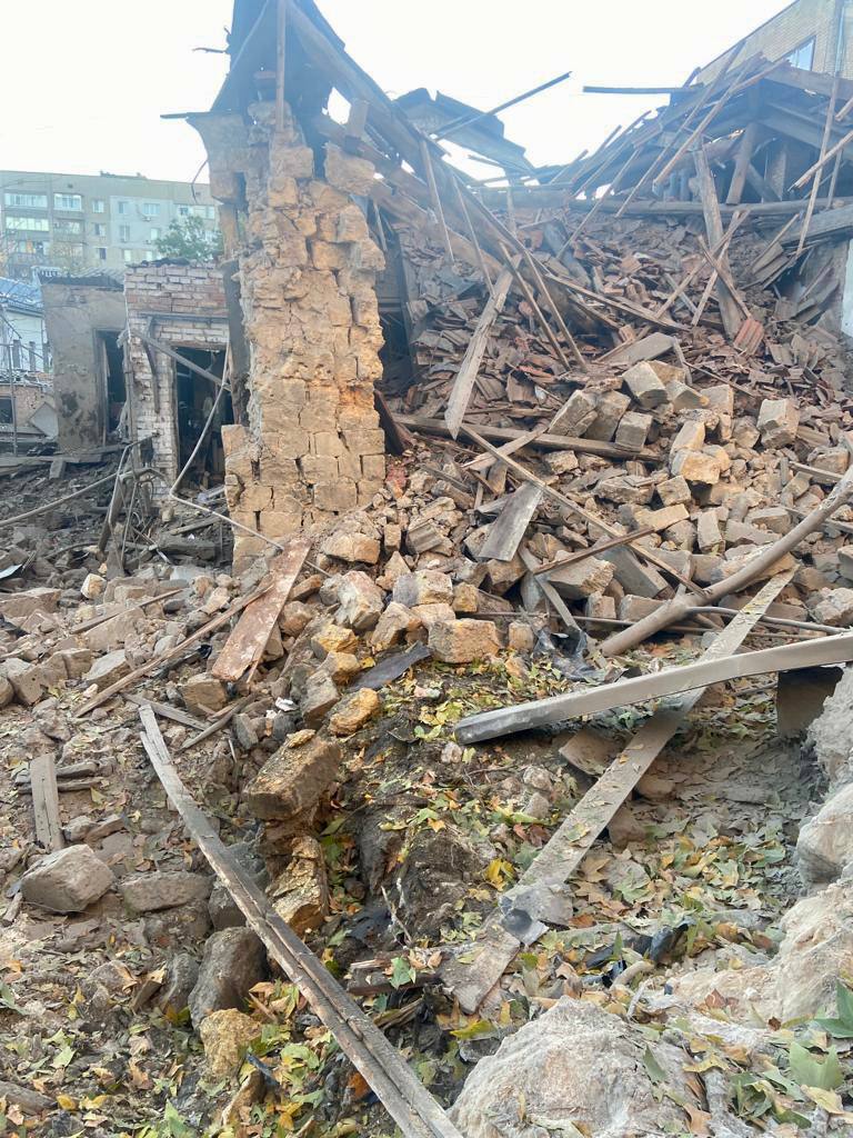Рашисти вдарили по Миколаєву ракетами С-300, пошкоджено низку об’єктів, 1 людина загинула 04 Рашисти вдарили по Миколаєву ракетами С-300, пошкоджено низку об’єктів, 1 людина загинула 04