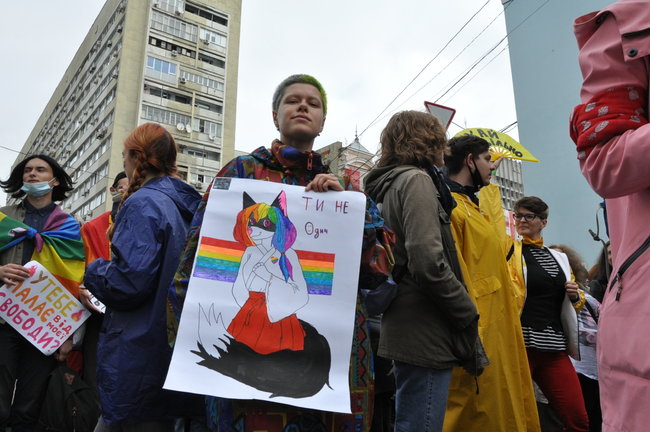 Руху ЛГБТ-маршу намагалася перешкодити жінка, яка лягла на асфальт і кричала про перетворення хлопчиків на геїв 51