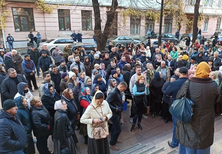 Антивакцинатори зібралися на протест у Чернівцях: Говорять про чіпування та літаки, що розпорошують коронавірус 02