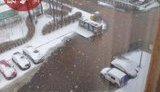 Своєрідний спосіб боротьби зі снігом: у Києві знову затопило вулицю через прорив труби. ФОТО