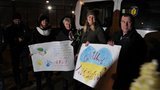 В аэропорту "Борисполь" собираются люди для встречи освобожденных из плена украинцев. ФОТОрепортаж