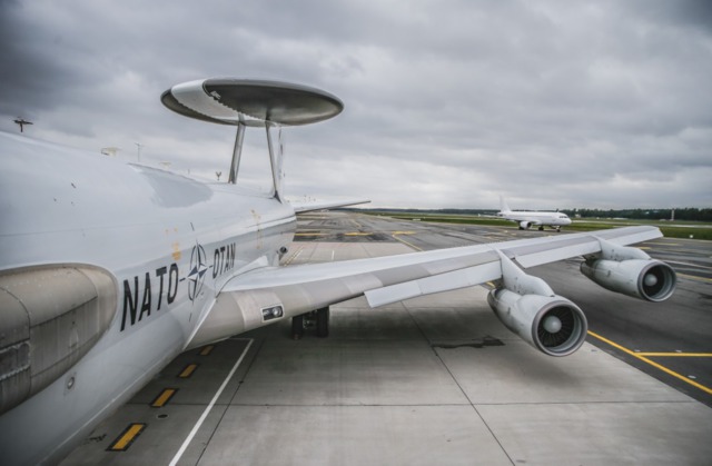 Літак-розвідник НАТО із системою AWACS приземлився в Ризі 01