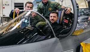 Прем’єр Швеції показав Зеленського у винищувачі Gripen: "Зараз посадка". ФОТО