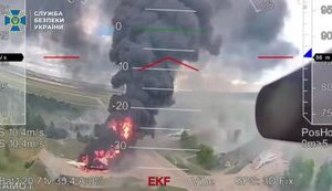 СБУ оприлюднила відео зі спецоперації "Павутина": шлях FPV-дрона від вильоту з даху модульного будинку до ураження літака. ВIДЕО