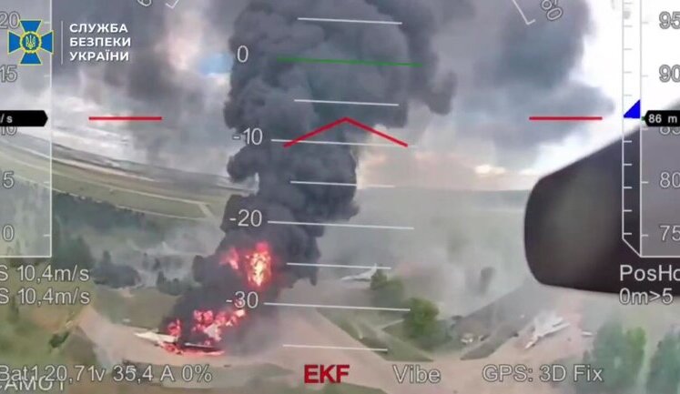СБУ оприлюднила відео зі спецоперації "Павутина": шлях FPV-дрона від вильоту з даху модульного будинку до ураження літака. ВIДЕО