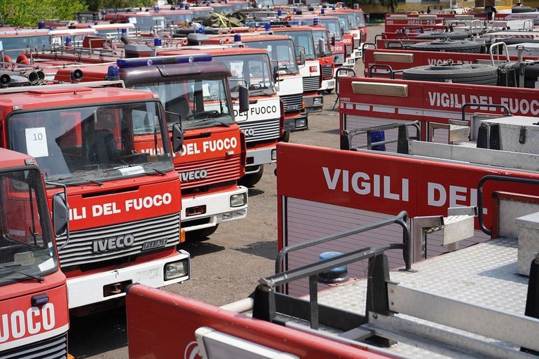 Українські рятувальники отримали від Італії 45 пожежних автомобілів 03