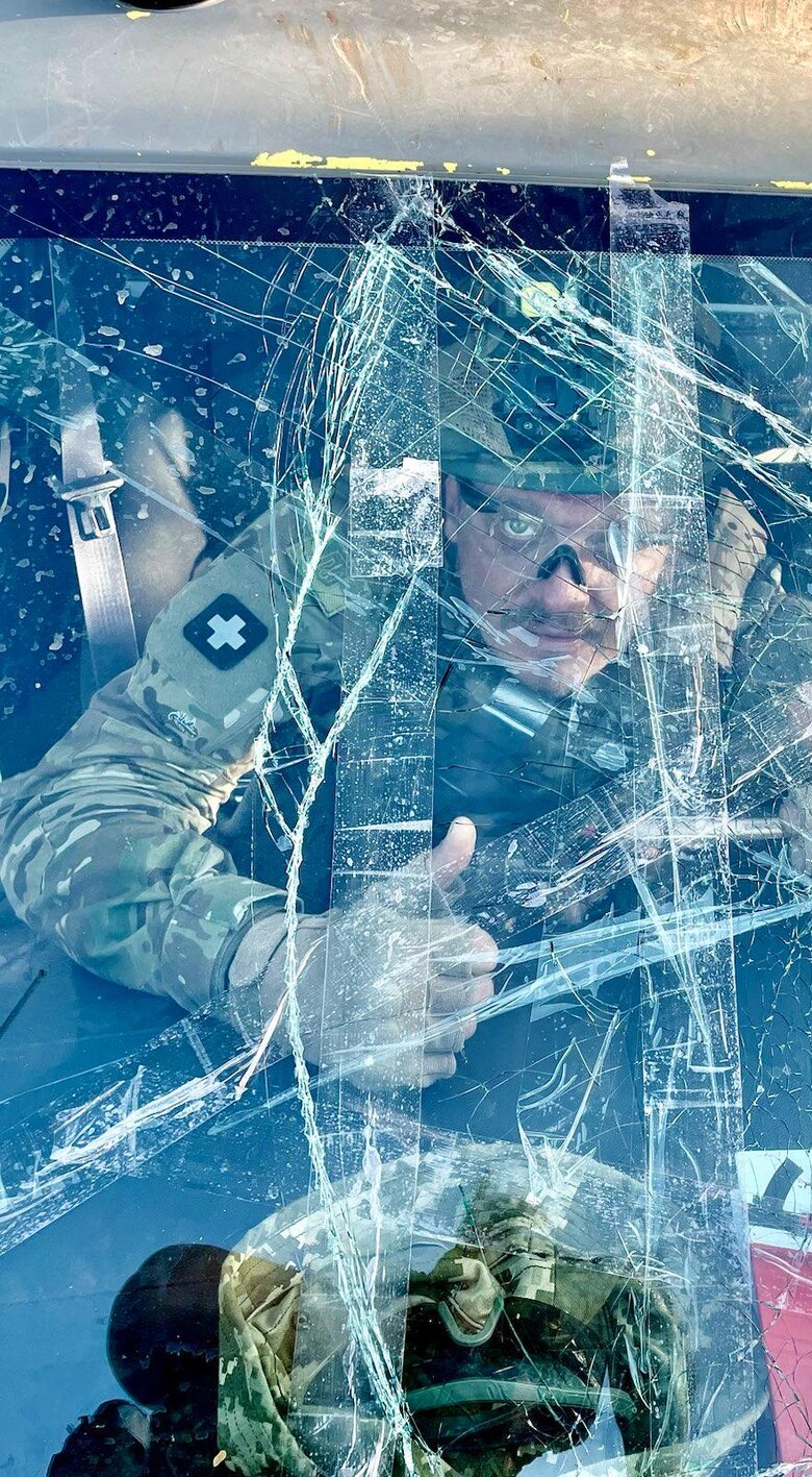 Водій-парамедик Олександр Ніколов: Приїхали на точку передачі пораненого, а вона - на цвинтарі. Замаскували авто, думаємо: ото п**дато - сусіди тихі, пташки цвірінчать. Ніщо не віщувало біди… 06