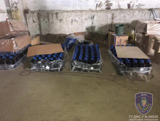 Податківці на Київщині ліквідували підпільний цех із виготовлення фальсифікованого алкоголю, вилучено товарів більш ніж на 3,3 мільйона 03