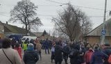 Карантинний протест у Запоріжжі. Працівники ринку перекрили рух трамваїв. ФОТО