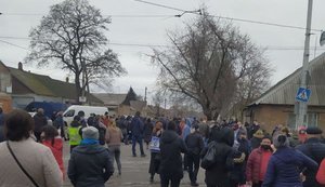 Карантинный протест в Запорожье. Работники рынка перекрыли движение трамваев. ФОТО