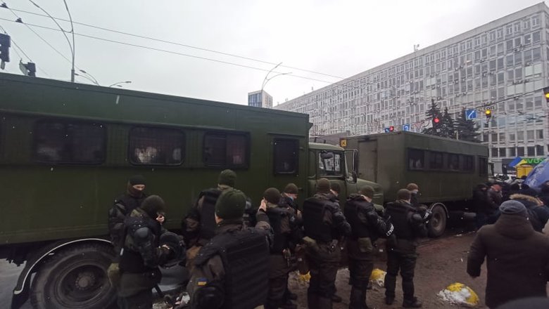Беги, Вова, беги: Под судом, рассматривающим апелляции относительно меры пресечения для Порошенко, собрались митингующие 31