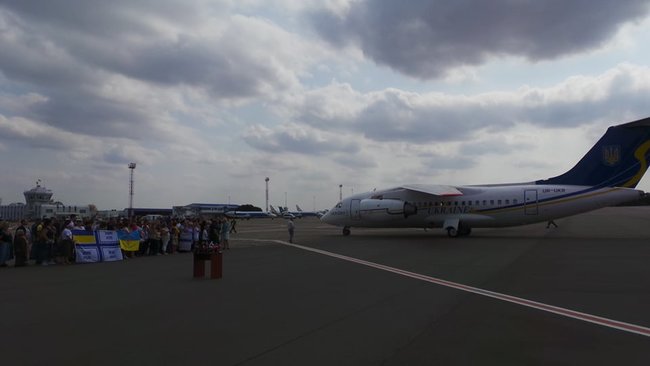Звільнені українці прилетіли до Києва 03