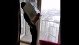 "Льохо, ти найкращий! Ну, чувак, #баш!" - компанія молодиків викинула мікрохвильовку з балкона дніпровської багатоповерхівки. ВIДЕО