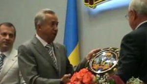 Министру Близнюку подарили часы, которые показывают донецкое время. ВИДЕО.