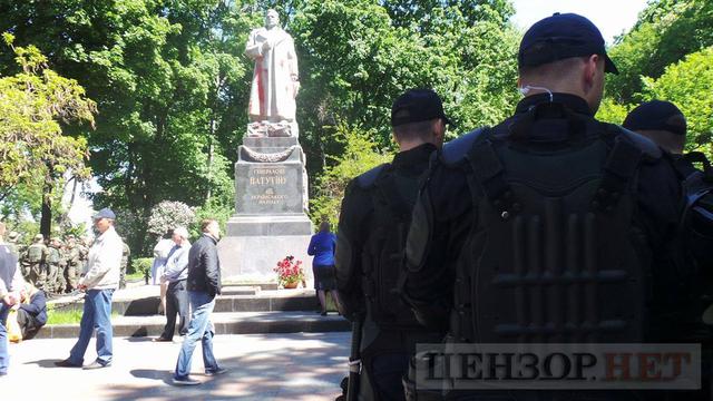 Невідомі облили червоною фарбою памятник Ватутіну в Києві 03