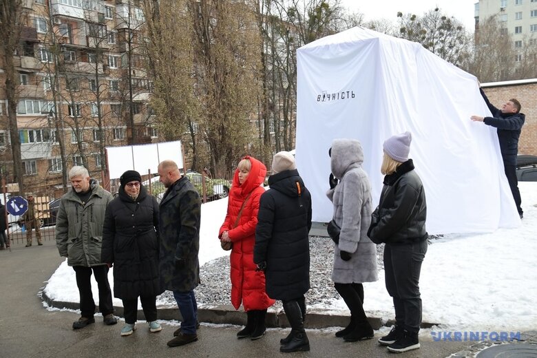 Памятник Герою Украины Александру Мациевскому, расстрелянному оккупантами за слова Слава Украине, открыли в Киеве 01