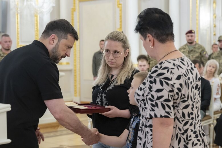 Зеленський передав нагороди сім’ям Героїв України