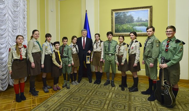 Пластуни передали Порошенку Вифлеємський вогонь миру 03