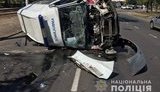 Скорая перевернулась в Одессе в результате ДТП, пострадали два человека. ФОТО
