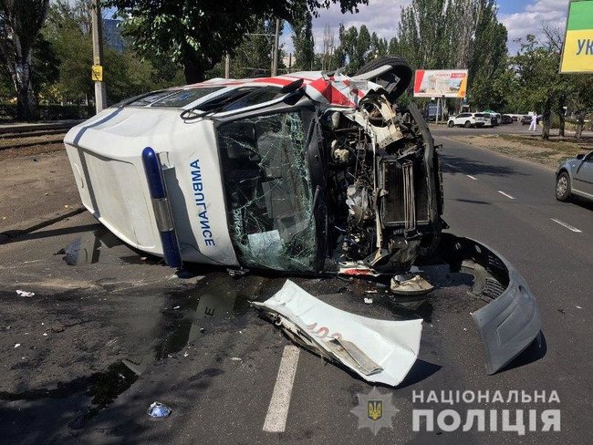 Швидка перекинулася в Одесі унаслідок ДТП, постраждали дві людини 01